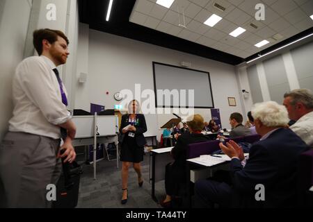 Alliance prend le contrôle du nouveau Conseil BCP dans le Dorset 21 mai 2019. L'Alliance des Indépendants de Christchurch, Groupe du Parti populaire de Poole, du travail, des verts et des autres indépendants, dirigés par des libéraux démocrates Poole Cllr Vikki Slade, a eu 40 voix dans la chambre contre 32 pour le candidat conservateur Cllr Bob Lawton lors d'un scrutin secret. Les conservateurs avaient eu lieu avec les trois conseils maintenant fusionné de Poole, Bournemouth et Christchurch page précédente Banque D'Images