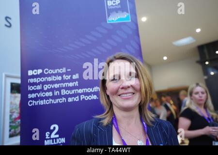 Alliance prend le contrôle du nouveau Conseil BCP dans le Dorset 21 mai 2019. L'Alliance des Indépendants de Christchurch, Groupe du Parti populaire de Poole, du travail, des verts et des autres indépendants, dirigés par des libéraux démocrates Poole Cllr Vikki Slade, a eu 40 voix dans la chambre contre 32 pour le candidat conservateur Cllr Bob Lawton lors d'un scrutin secret. Les conservateurs avaient eu lieu avec les trois conseils maintenant fusionné de Poole, Bournemouth et Christchurch page précédente Banque D'Images