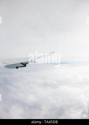 Vue depuis la fenêtre de l'avion sur l'aile à Tokyo au Japon. Voler et voyager au-dessus des nuages Banque D'Images