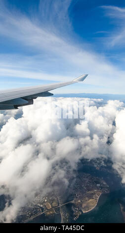 Vue depuis la fenêtre de l'avion sur l'aile à Tokyo au Japon. Voler et voyager au-dessus des nuages Banque D'Images