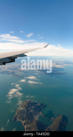 Vue depuis la fenêtre de l'avion sur l'aile à Tokyo au Japon. Voler et voyager au-dessus des nuages Banque D'Images