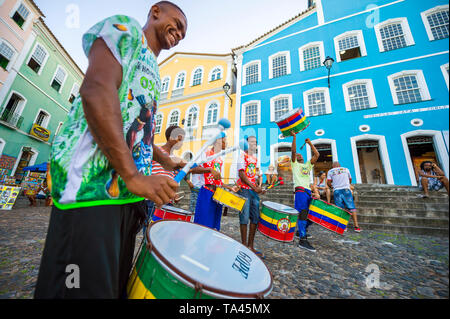 SALVADOR, BRÉSIL - Mars, 2018 : un groupe de percussionnistes effectuer en face de l'architecture coloniale colorée de Pelourinho, dans le cadre d'un projet social. Banque D'Images