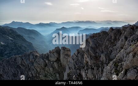 Vue sur les montagnes depuis le mont Stenar en Slovénie Banque D'Images