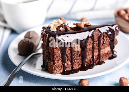 Plaque avec morceau de gâteau au chocolat savoureux sur la table Banque D'Images