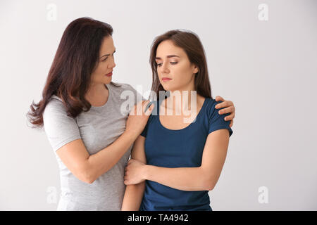 Portrait de jeune femme avec sa mère sur fond clair Banque D'Images