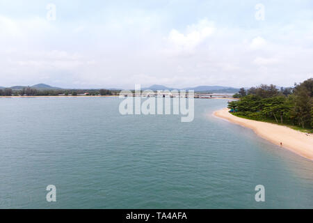 Paysage pittoresque de Big River et de barrage du réservoir par la montagne et forêt nature Banque D'Images