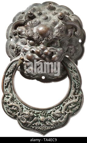 Une grande tête de lion chinois heurtoir, 17e/18e siècle Bronze avec patine de l'âge sombre. Grand knocker pour un temple important ou porte du palais sous la forme d'une tête de lion en haut-relief. Dans la bouche d'un anneau mobile deA grande tête de lion chinois heurtoir, 17ème / 18 ème siècle. entre les nuages. Entouré par 8 trous de fixation. Hauteur 41 cm. Provenance : Collection privée Munich, acquise dans le 1960/70s à partir d'un marchand d'art historique., historique, la Chine, le chinois, le 18e siècle, 17e siècle, Additional-Rights Clearance-Info-Not-Available- Banque D'Images