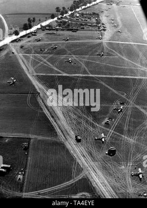 Aérodrome de la Luftwaffe avec les avions de l'escadre de chasse Jagdgeschwader (26), connu sous le nom de Jagdgeschwader Schlageter. À l'aéroport, Messerschmitt Me 109 avions de chasse. Depuis la Luftwaffe rapidement obtenu la supériorité aérienne, le camouflage de l'aérodrome était redondant. Banque D'Images