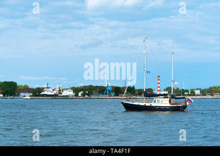 Location de noir et blanc, petit yacht sur l'eau dans la ville, de la mer Baltique, Baltiysk ville, région de Kaliningrad, Russie, le 8 septembre 2018 Banque D'Images