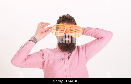 Locations de lunettes et d'attribut accessoire élégant. Protection des yeux Lunettes accessoire d'été. Usure Hipster shutter shades lunettes extrêmement grand. Homme barbu géant porter des lunettes à persiennes. Banque D'Images