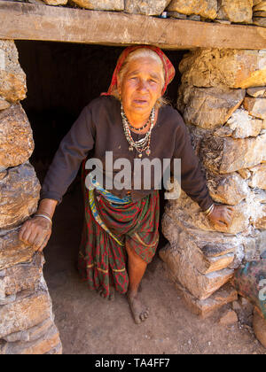 Vieille Femme indienne à la porte de sa maison sur les collines du Kumaon, Kundal, Uttarakhand, Inde Village Banque D'Images