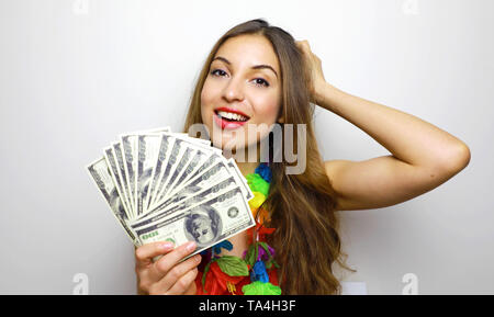 Portrait d'une jolie jeune fille joyeuse holding bunch d'argent billets et à la caméra à l'espace de copie plus isolé sur fond blanc Banque D'Images