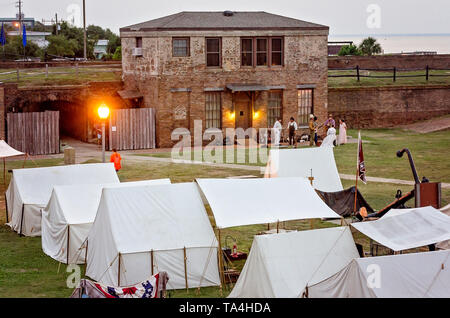 La guerre civile reenactors camp de Fort Gaines lors d'une reconstitution de la bataille de la baie de Mobile 150e, 3 août 2014, à Dauphin Island, Alabama. Banque D'Images