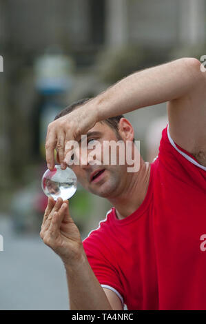 Man performing street juggling à Quimper, Bretagne, France Banque D'Images