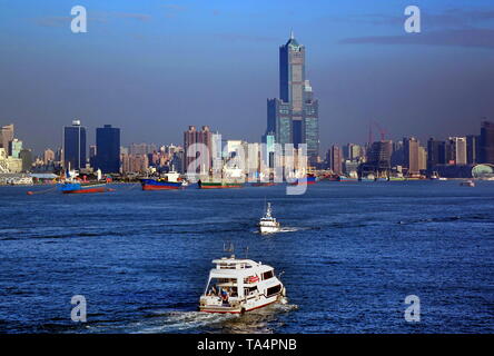 KAOHSIUNG, TAIWAN -- 22 DÉCEMBRE 2018 : bateaux de touristes prendre des visiteurs sur une croisière dans le Port de Kaohsiung. Dans le dos est l'horizon de la ville. Banque D'Images