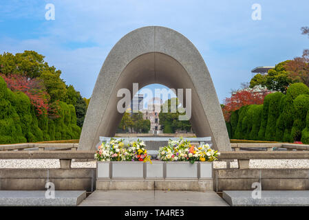 Cénotaphe de Hiroshima Peace Memorial Park au Japon Banque D'Images