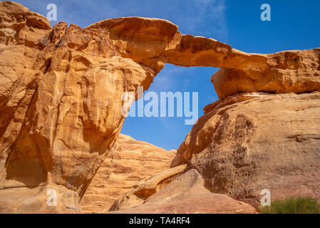 Um Fruth rock bridge dans le wadi Rum, Jordanie Banque D'Images