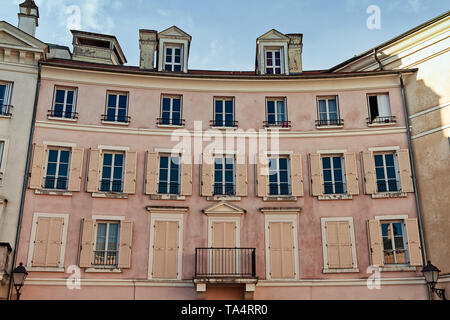 Un chat blanc se trouve dans la fenêtre ouverte, France. volet Serris La ville est pleine de bâtiments conçus dans le style rétro de ce genre. Banque D'Images