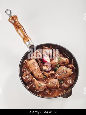 Délicieux dessert sur la venaison goulasch avec des sangliers dans une sauce riche assaisonné de fines herbes, d'épices et l'oignon dans une casserole vue d'en haut Banque D'Images