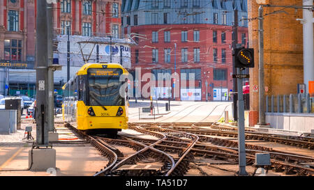 Manchester, UK - 18 mai 2018 : tramway Metrolink train léger dans le centre-ville de Manchester, au Royaume-Uni. Le système a 77 arrêts le long de 78,1 km et traverse des s Banque D'Images