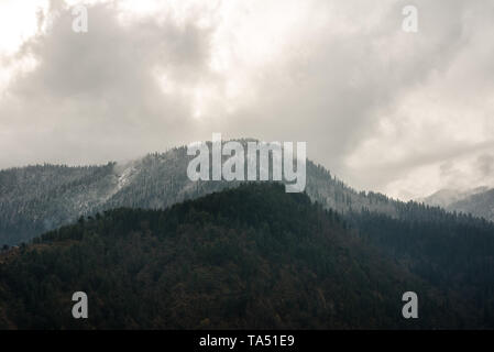 Les couches du foggy mountains en Inde - Banque D'Images