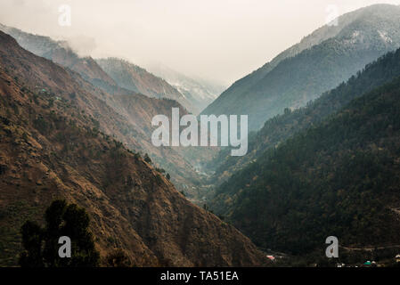 Les couches du foggy mountains en Inde - Banque D'Images