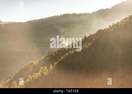 Les couches du foggy mountains en Inde - Banque D'Images