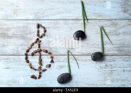 Notes de musique et de violon clef fait de matériaux naturels sur fond de bois Banque D'Images