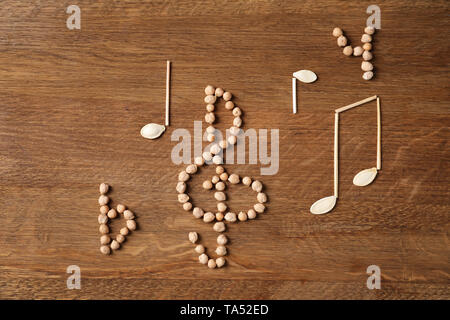 Notes de musique et de violon clef fait de matériaux naturels sur fond de bois Banque D'Images