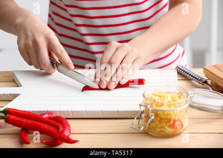 Femme comment préparer les légumes pour la fermentation à table Banque D'Images