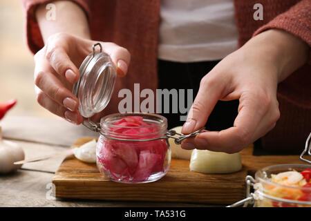 Femme comment préparer les légumes pour la fermentation à table, gros plan Banque D'Images