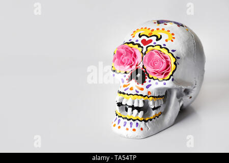 Crâne humain peint sur le Jour des morts sur fond blanc Banque D'Images