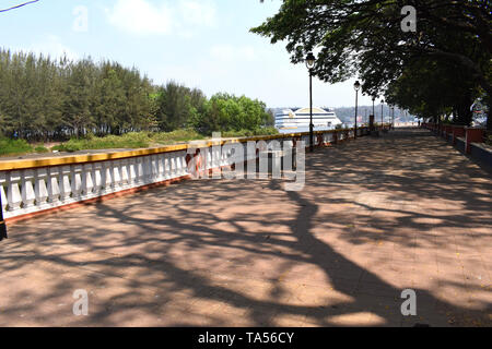 Un large chemin de ronde le long de la rivière Mandovi dans la ville de Panjim, Goa, Inde. Banque D'Images