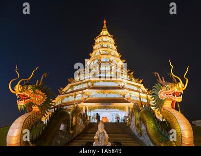 Neuf étages pagode chinoise au crépuscule, les dragons à l'entrée de Wat Huay Pla Kang, Temple Kuan Yin, Chiang Rai, Thaïlande du Nord, Thaïlande Banque D'Images