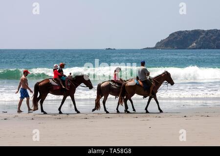 Cavaliers à cheval sur la plage Playa Espadilla, Manuel Antonio National Park, province de Puntarenas, Costa Rica Banque D'Images