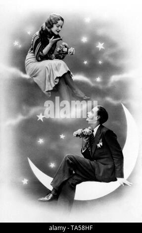 Couple amoureux, kitsch, dans le ciel étoilé, homme assis sur la lune, la femme sur un nuage, autour de 1920, Allemagne Banque D'Images