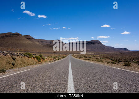 L'autoroute marocaine dotée d''un paysage de désert rocheux sur un road-trip de Marrakech à Merzouga, Maroc Banque D'Images