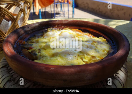 Omelette Berbère marocain servi dans un café près de Merzouga, Maroc Banque D'Images