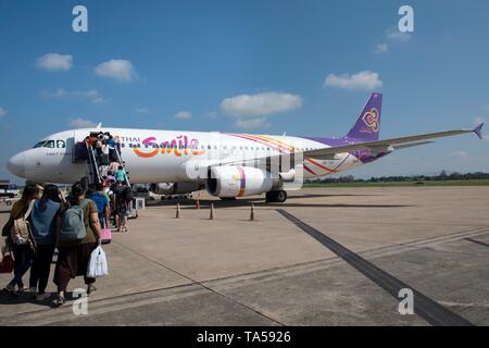 Airbus A320-232 sourire thaïlandais, l'embarquement des passagers, l'Aéroport International de Chiang Rai, Thaïlande Banque D'Images