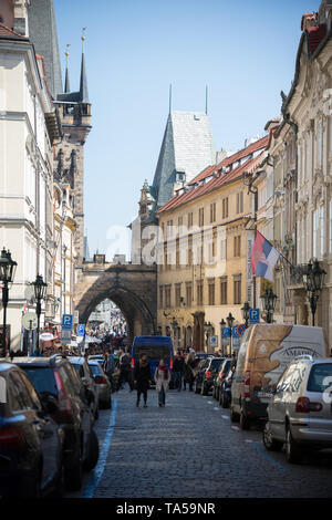 République tchèque, Prague 16-04-2019 : beaucoup de gens marcher dans les rues autour de beaux bâtiments. Milieu shot Banque D'Images