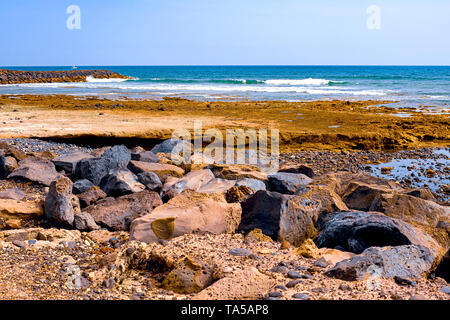 Vue sur la côte Atlantique à Ténérife. Plage, de pierres volcaniques, de cailloux. Tenerife Banque D'Images