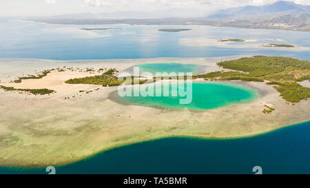 Île tropicale, de mangroves et de lagons turquoise sur un récif de corail, vue du dessus. L'île de Fraser, seascape Honda Bay, aux Philippines. Les lagons et atolls avec sable blanc. Banque D'Images