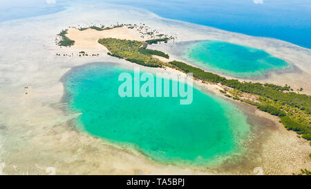 Île tropicale, de mangroves et de lagons turquoise sur un récif de corail, vue du dessus. L'île de Fraser, seascape Honda Bay, aux Philippines. Les lagons et atolls avec sable blanc. Island hopping Tour à Honda Bay, Palawan. Banque D'Images