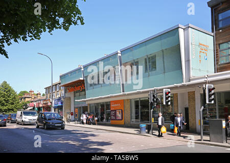 Forest Hill, dans le sud de Londres, au Royaume-Uni. Supermarché Sainsburys sur London Road, une partie de la route circulaire du Sud. Montre la circulation et passage pour piétons. Banque D'Images