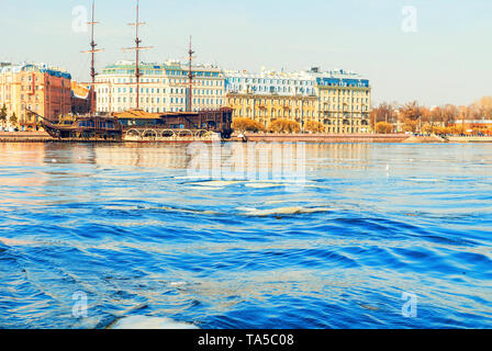 Saint Petersburg, Russie - le 5 avril 2019. Mytninskaya remblai et des bâtiments de la ville le long de la rivière Neva avec Hollandais volant - le restaurant au Banque D'Images