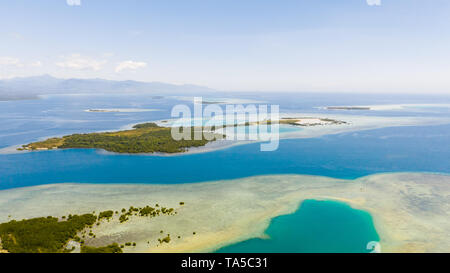 Île tropicale, de mangroves et de lagons turquoise sur un récif de corail, vue du dessus. L'île de Fraser, seascape Honda Bay, aux Philippines. Les lagons et atolls avec sable blanc. Banque D'Images