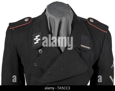 Un champ de la tunique d'un noir uniforme spécial SS-Sturmmann dans les unités blindées SS SS pièce dépôt couper avec le bouton droit et de voler un morceau de retour faite de laine noire avec boutons en résine synthétique. Doublure de soie imitation noir avec garnitures de manchon en tissu à motifs herringbone italien. Les boucles pour les courroies et l'ajustement des bandes ont été supprimés. Souvent usé, avec des réparations. Black collar patches en armure, BeVo la bonne avec les runes en gris argenté. L'épaule de noir avec passepoil rose. Eagle manchon en gris argenté, BeVo tisser sur Editorial-Use-seulement Banque D'Images