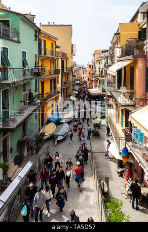 Manarola, Italie - 21 avril 2019 rue centrale de Manarola village surpeuplé de touristes en région des Cinque Terre en Italie Banque D'Images