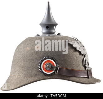 Domaine-gris casque de remplacement pour l'infanterie troopers, vers 1916 Substitut de feutre gris, complet avec tous les supports en fer laqué gris sur le terrain, bon spike, base circulaire avec clous bombés, jugulaire en cuir d'origine sur le bouton 91, avec les cocardes. Doublure en cuir avec boucles (légèrement endommagé), taille 56. Des signes de vieillissement. Condition non usé, historique historique., Baden, l'allemand, l'Allemagne, le sud de l'Allemagne, le sud de l'Allemagne, 20e siècle, Additional-Rights Clearance-Info-Not-Available- Banque D'Images