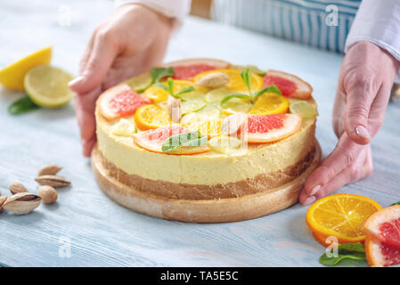 Matières gâteau d'agrumes avec le pamplemousse, l'orange, de lime et de citron à l'aide d'écrous et de menthe. La cuisson à la maison d'été dessert végétalien sain Banque D'Images